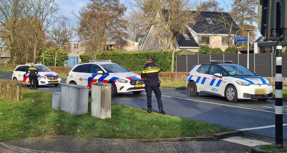 Bus met daarin kinderen ziet personenauto over het hoofd - Foto 4