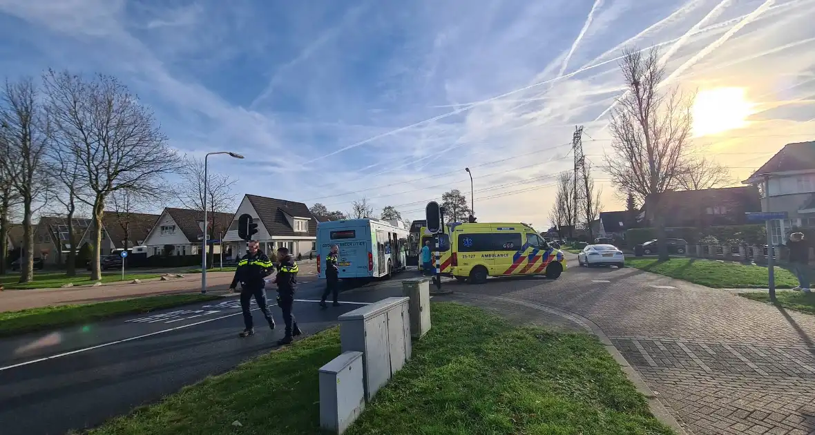 Bus met daarin kinderen ziet personenauto over het hoofd - Foto 7