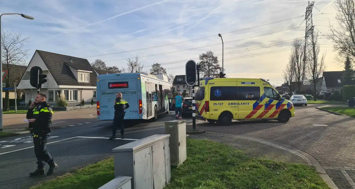 Bus met daarin kinderen ziet personenauto over het hoofd - Foto 8