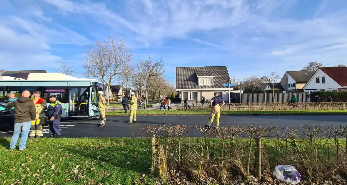 Bus met daarin kinderen ziet personenauto over het hoofd - Foto 9