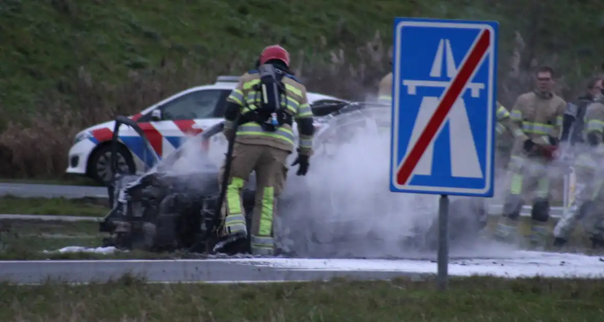 Auto uitgebrand op afrit van snelweg - Foto 2