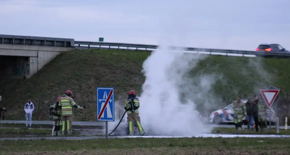 Auto uitgebrand op afrit van snelweg - Foto 4