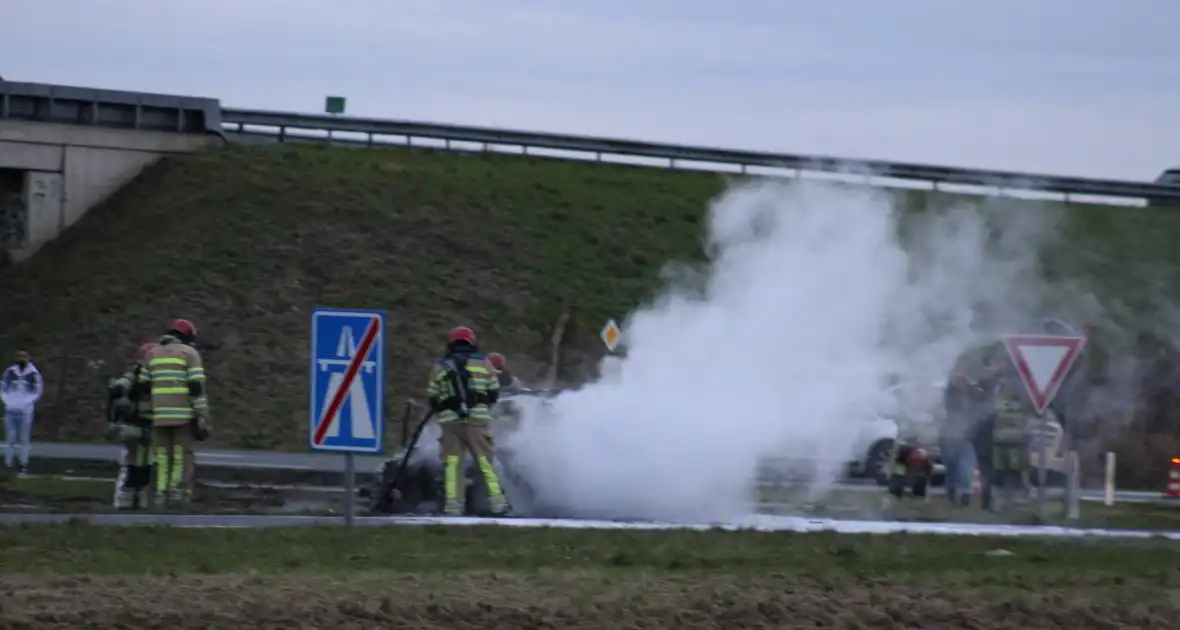 Auto uitgebrand op afrit van snelweg - Foto 5