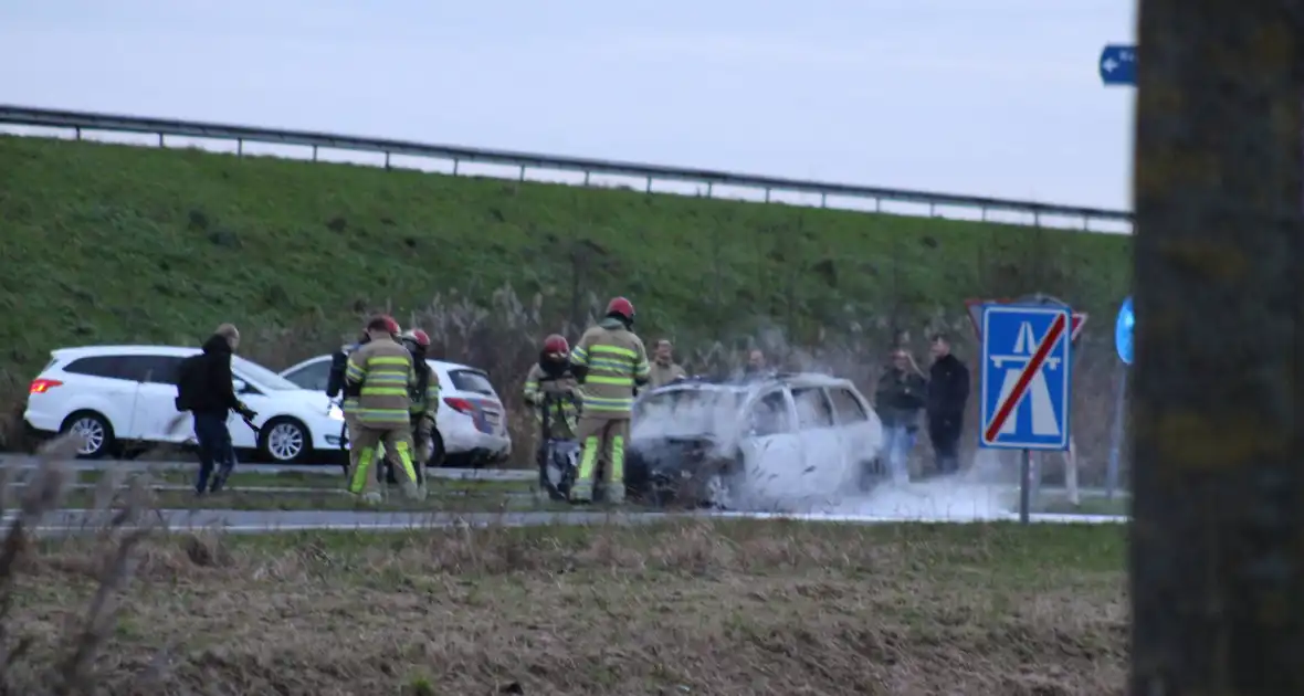 Auto uitgebrand op afrit van snelweg - Foto 6