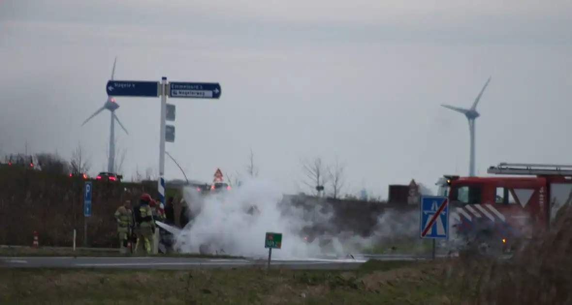 Auto uitgebrand op afrit van snelweg - Foto 7