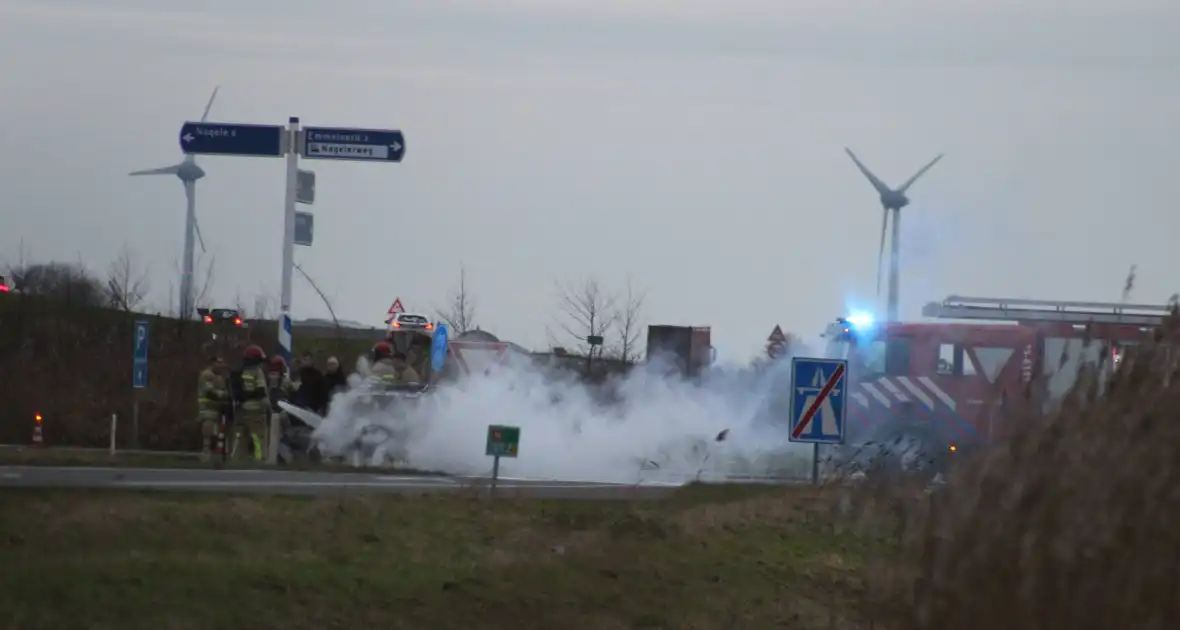 Auto uitgebrand op afrit van snelweg - Foto 8