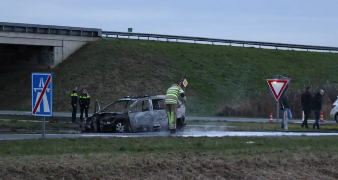 Auto uitgebrand op afrit van snelweg - Foto 9