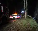 Brandweer doorzoekt sloot na auto te water