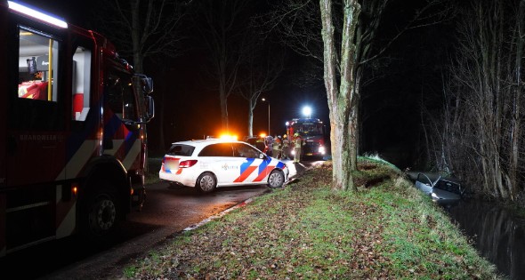 Brandweer doorzoekt sloot na auto te water - Afbeelding 9