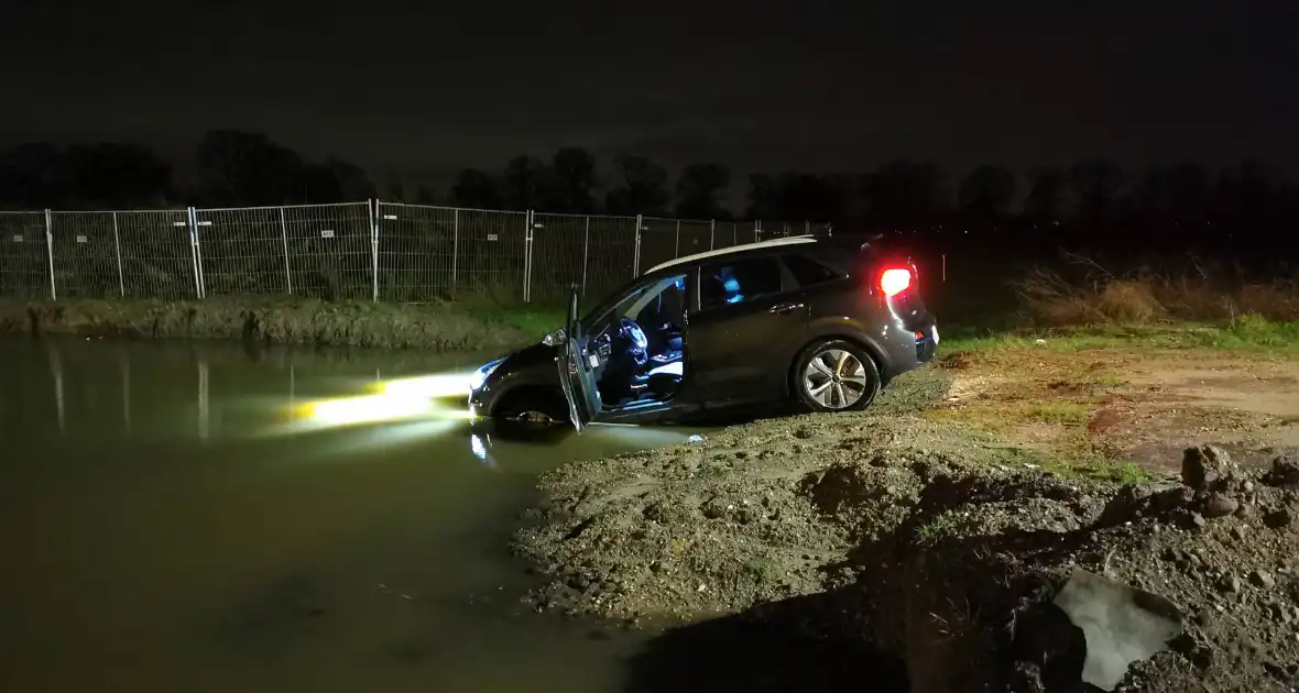 Auto belandt in weiland vol water door navigatie