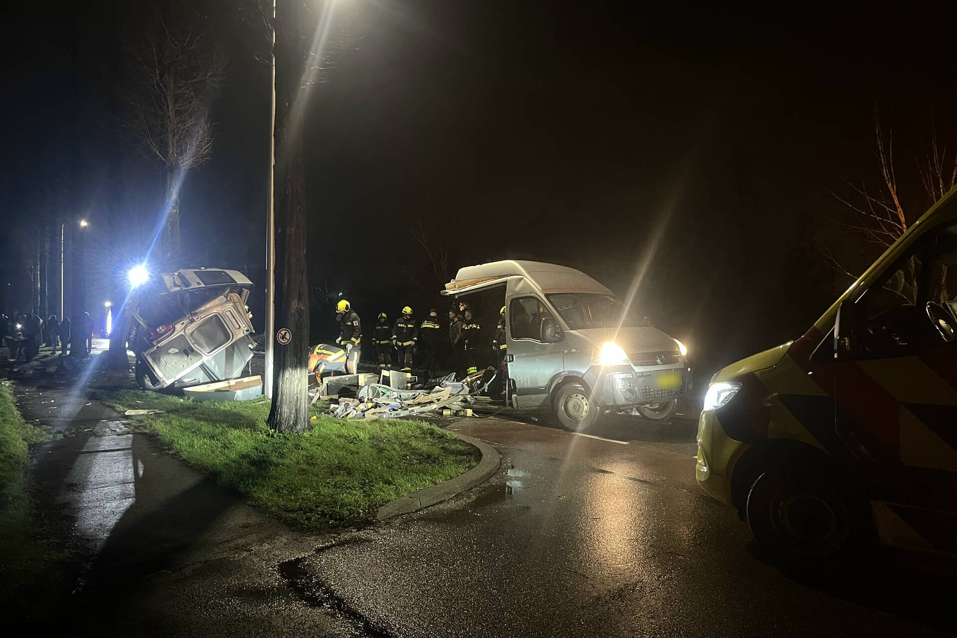 Bestelbus Breekt Doormidden Bij Ernstig Ongeval | 112-nu.nl