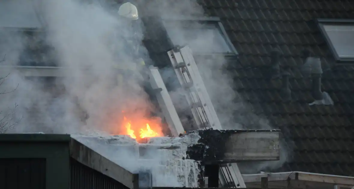 Flinke rookontwikkeling bij brand in bijgebouw - Foto 2