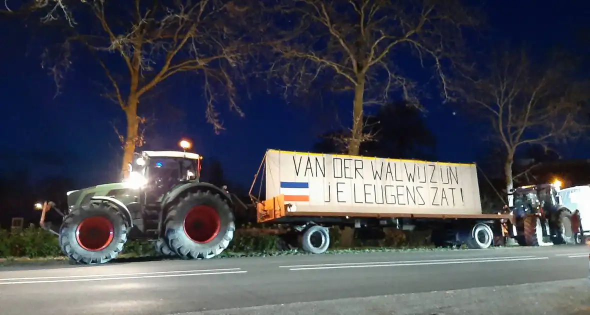 Protestgroep in het dorp van 'stikstof minister' van der Wal