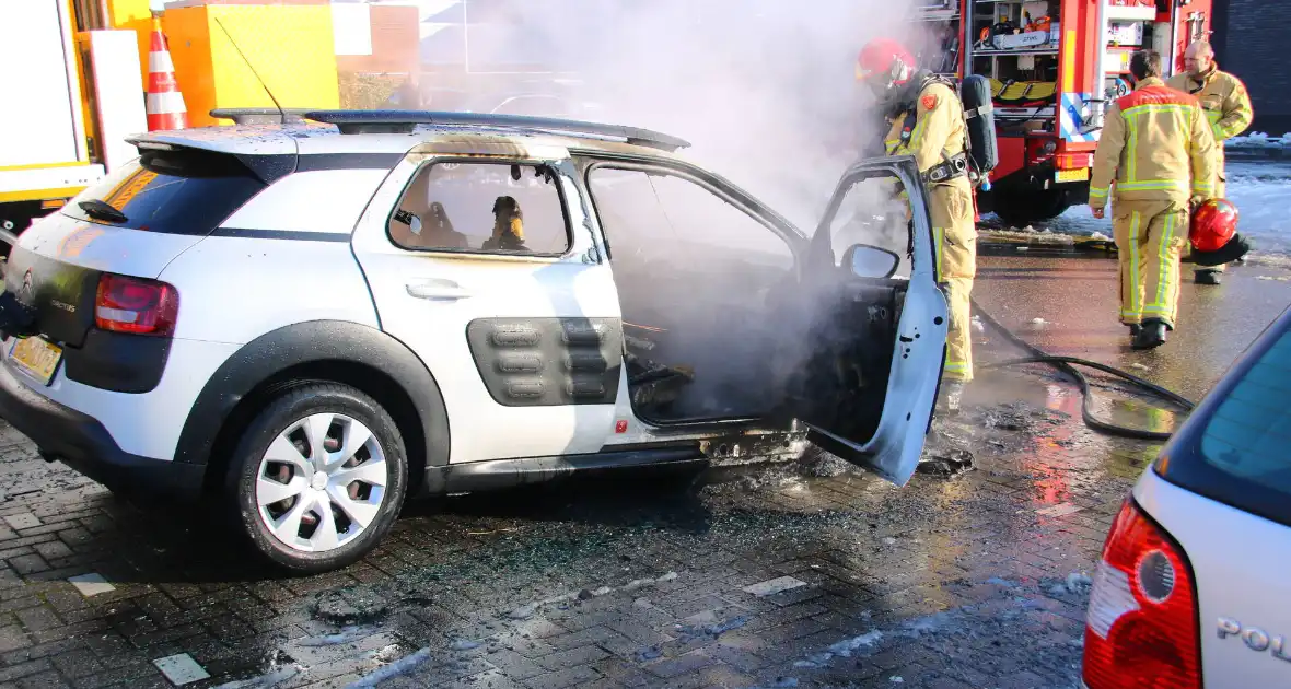 Auto uitgebrand op parkeerplaats Lidl - Foto 1