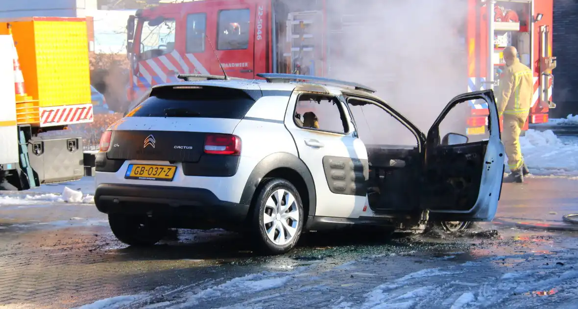 Auto uitgebrand op parkeerplaats Lidl - Foto 11