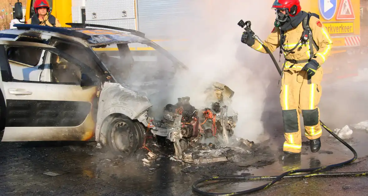Auto uitgebrand op parkeerplaats Lidl - Foto 2
