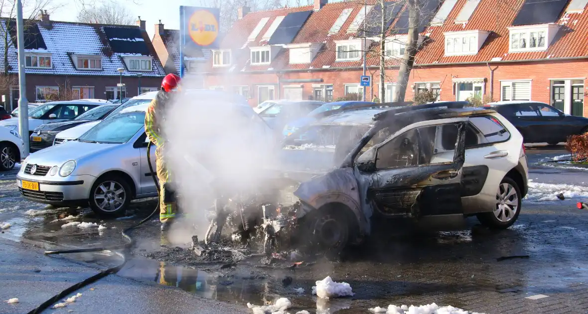 Auto uitgebrand op parkeerplaats Lidl - Foto 9