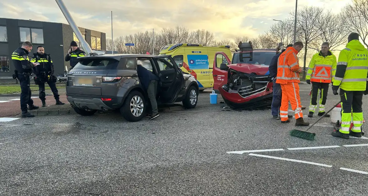 Bestelbus en auto beschadigd door aanrijding