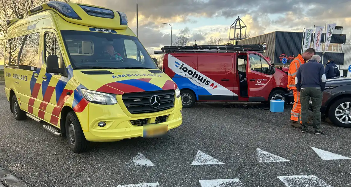 Bestelbus en auto beschadigd door aanrijding - Foto 1