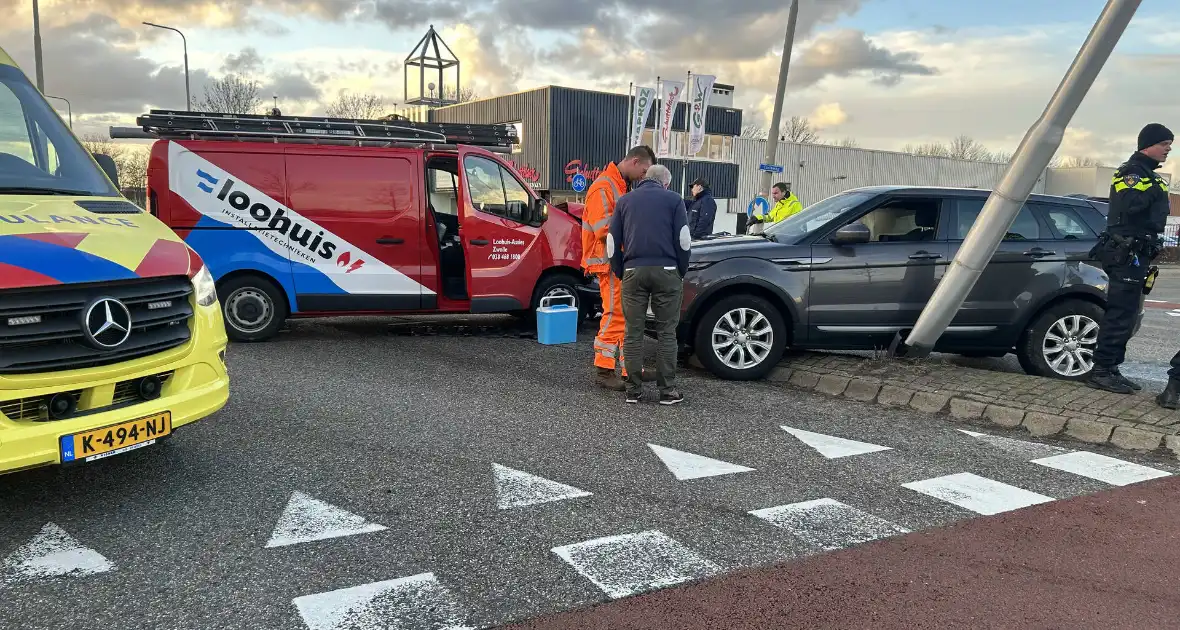 Bestelbus en auto beschadigd door aanrijding - Foto 2