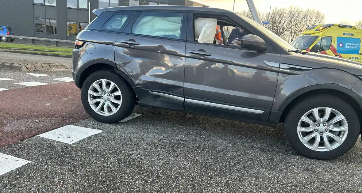 Bestelbus en auto beschadigd door aanrijding - Foto 3