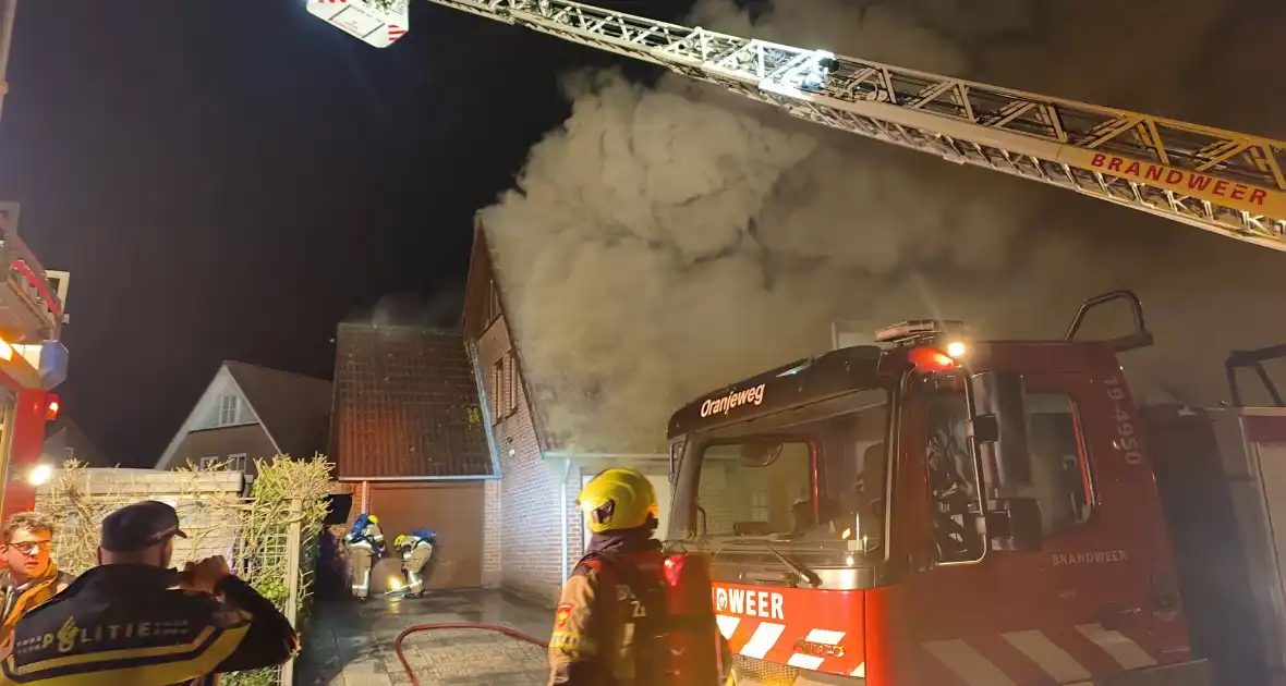 Tuinhuis volledig verwoest door brand, woningen ontruimd