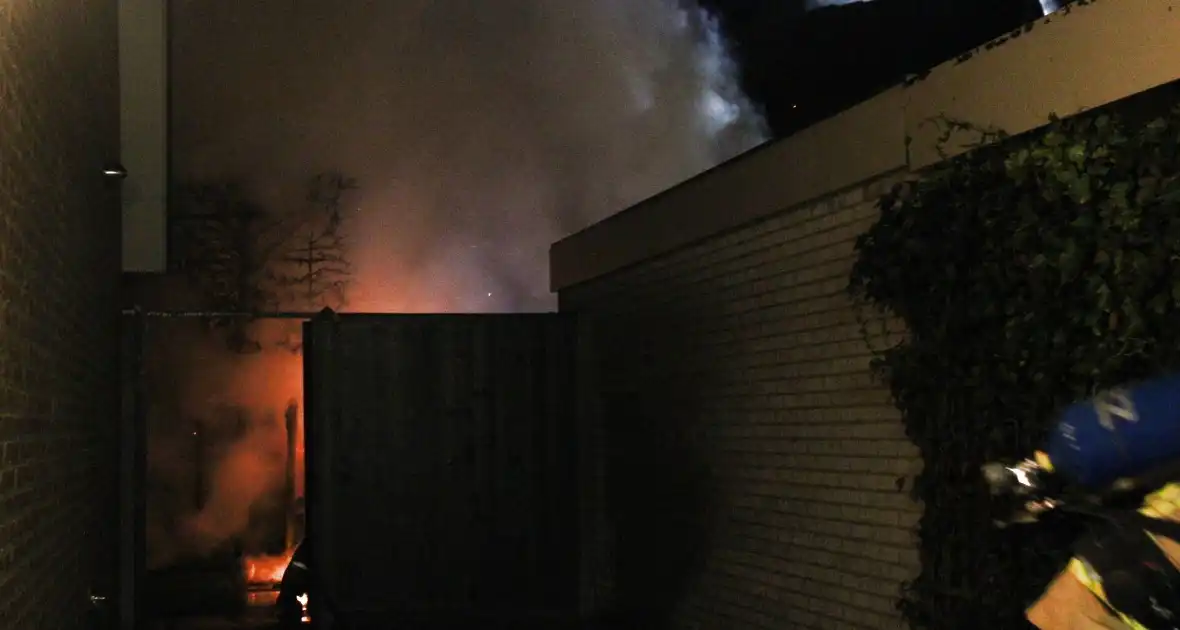 Tuinhuis volledig verwoest door brand, woningen ontruimd - Foto 1