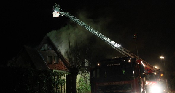 Uitslaande brand in tuinhuis slaat over naar woning - Afbeelding 10