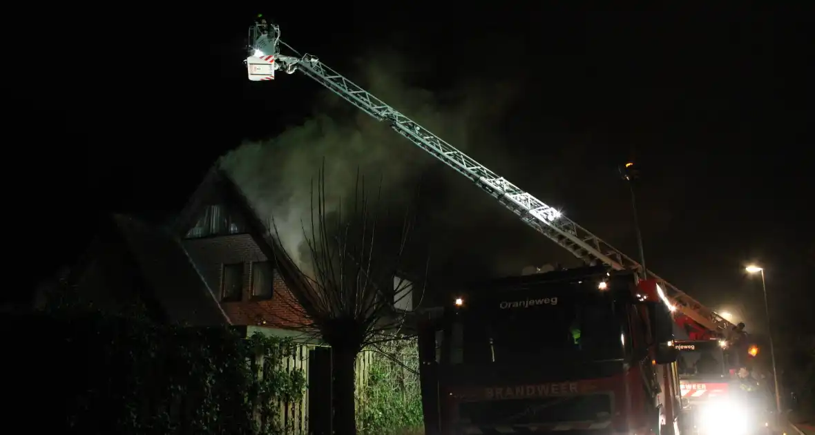 Uitslaande brand in tuinhuis slaat over naar woning - Foto 10