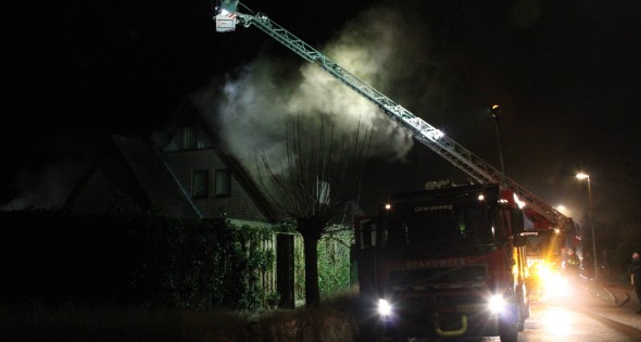 Uitslaande brand in tuinhuis slaat over naar woning
