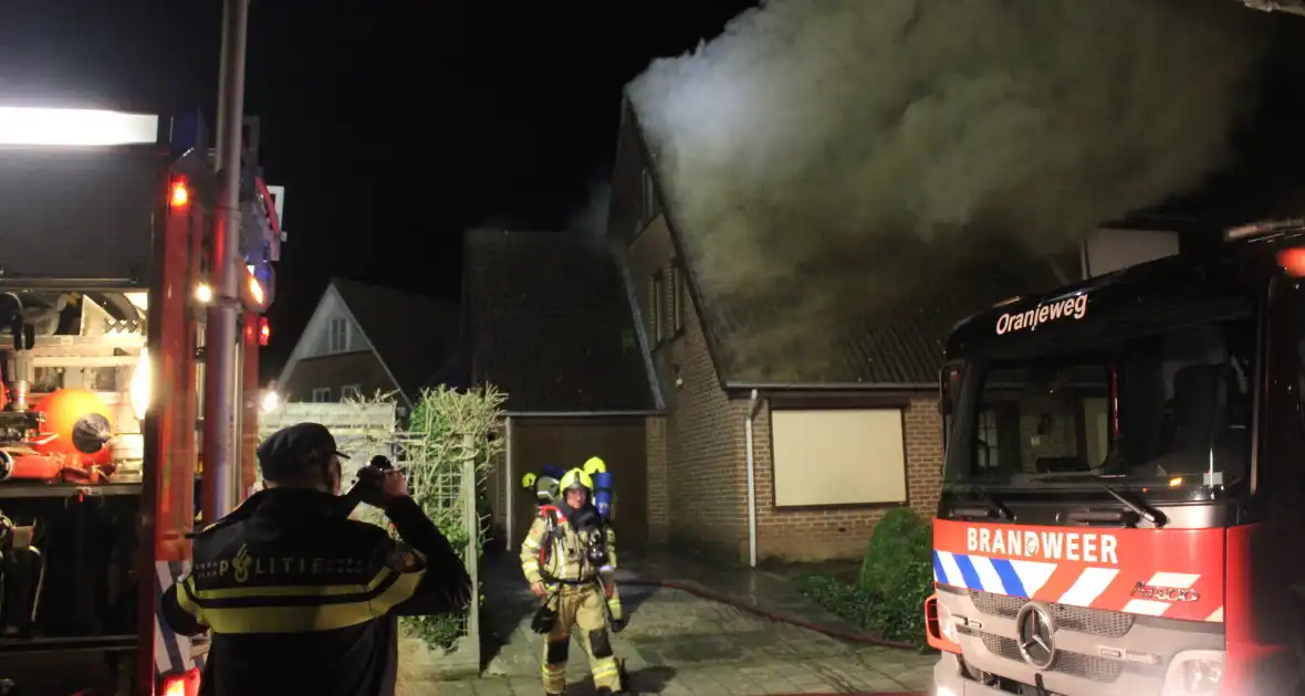 Uitslaande brand in tuinhuis slaat over naar woning - Foto 12