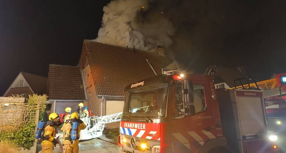 Uitslaande brand in tuinhuis slaat over naar woning - Afbeelding 14