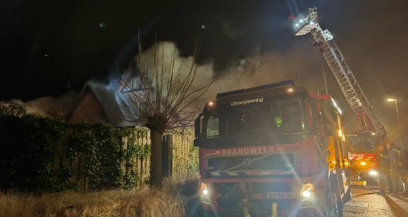 Uitslaande brand in tuinhuis slaat over naar woning - Afbeelding 15