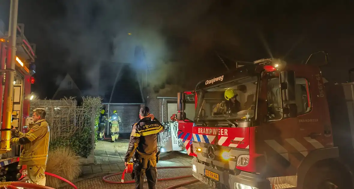 Uitslaande brand in tuinhuis slaat over naar woning - Foto 16