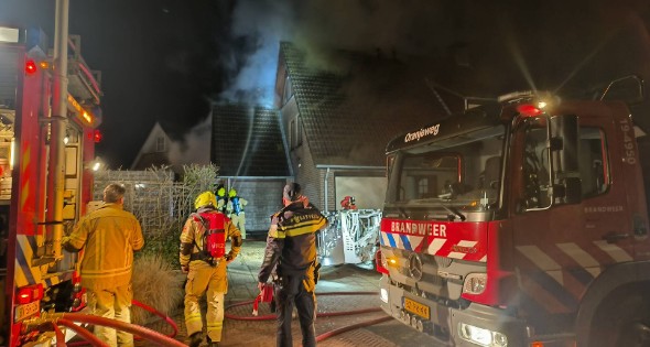 Uitslaande brand in tuinhuis slaat over naar woning - Afbeelding 17