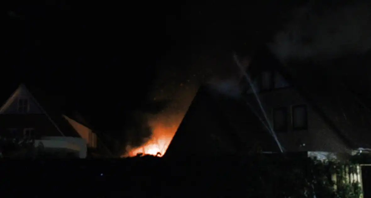 Tuinhuis volledig verwoest door brand, woningen ontruimd - Foto 2
