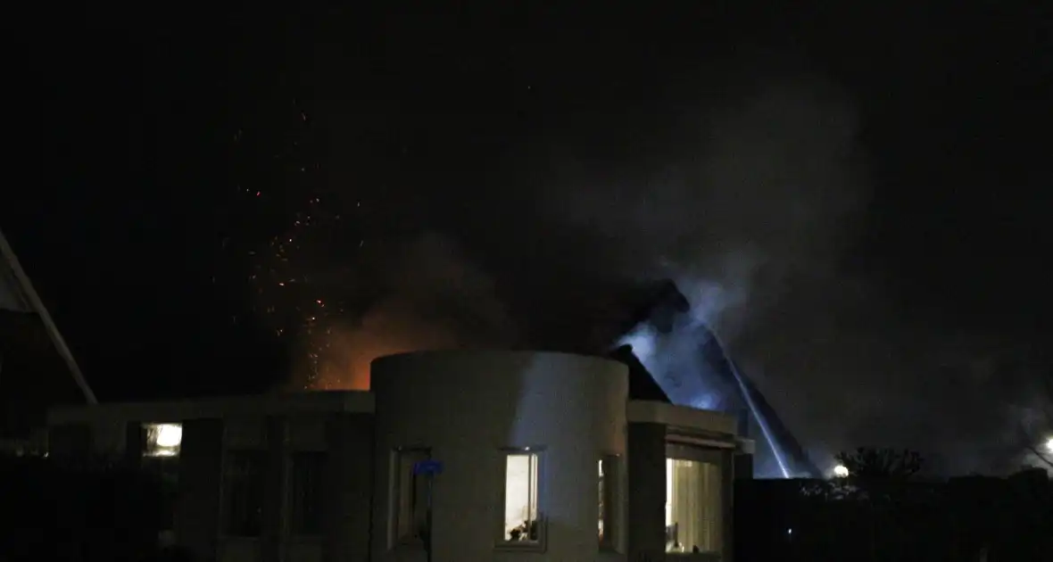 Tuinhuis volledig verwoest door brand, woningen ontruimd - Foto 3