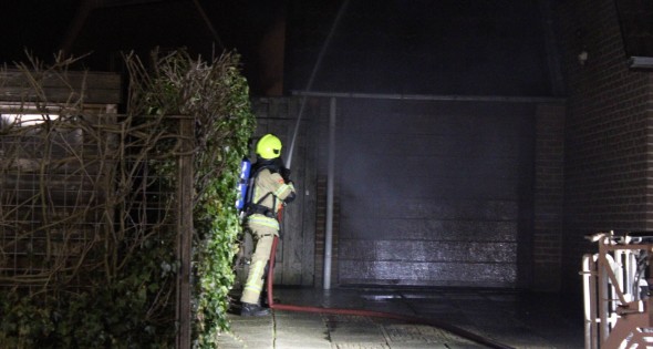 Uitslaande brand in tuinhuis slaat over naar woning - Afbeelding 4