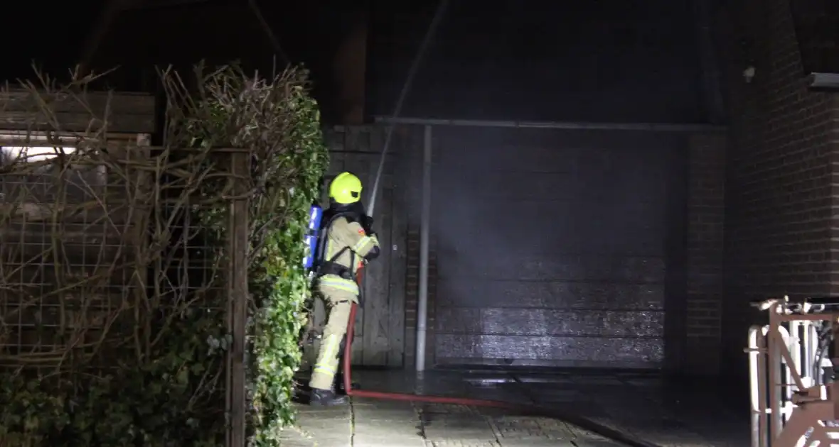 Tuinhuis volledig verwoest door brand, woningen ontruimd - Foto 5