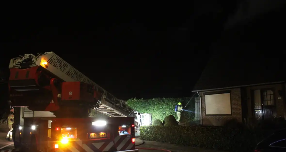 Uitslaande brand in tuinhuis slaat over naar woning - Foto 6