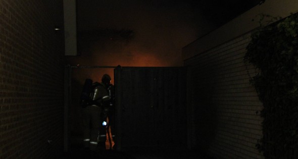 Uitslaande brand in tuinhuis slaat over naar woning - Afbeelding 9