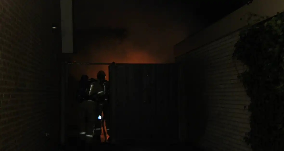 Uitslaande brand in tuinhuis slaat over naar woning - Foto 9