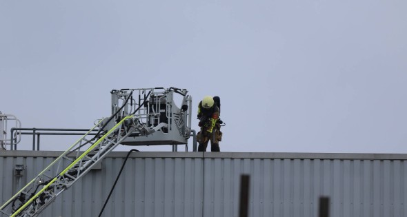 Uitslaande brand op dak van industriepand