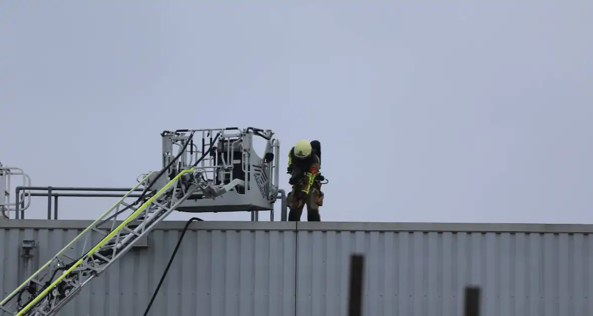 Uitslaande brand op dak van industriepand - Foto 6
