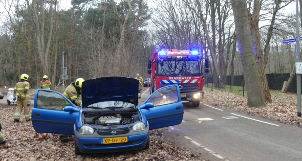 Interieur van auto vliegt in brand