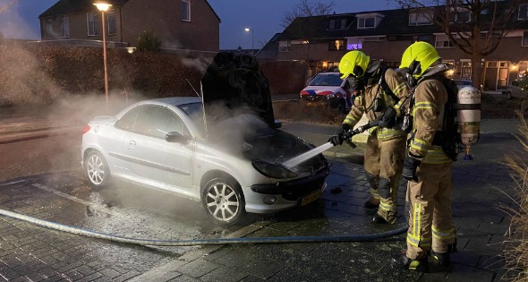 Brandweer blust branden auto - Afbeelding 2