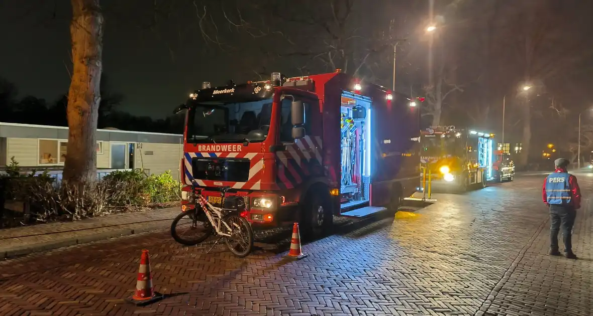 Grote inzet brandweer wegens zinkende woonboot - Foto 1