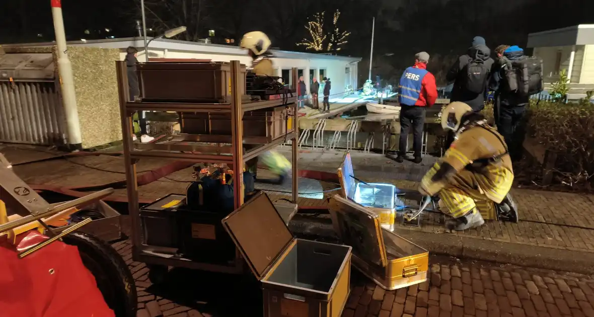 Grote inzet brandweer wegens zinkende woonboot - Foto 10