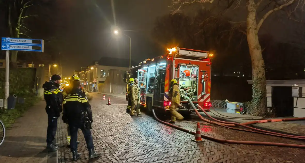 Grote inzet brandweer wegens zinkende woonboot - Foto 2