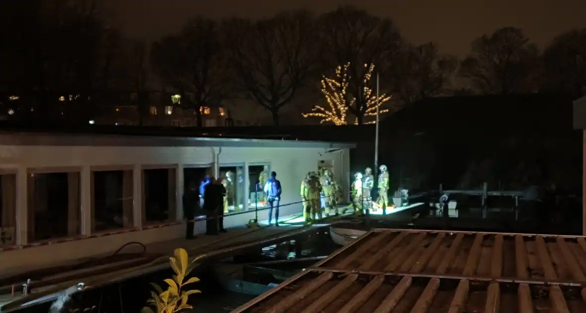 Grote inzet brandweer wegens zinkende woonboot - Foto 3